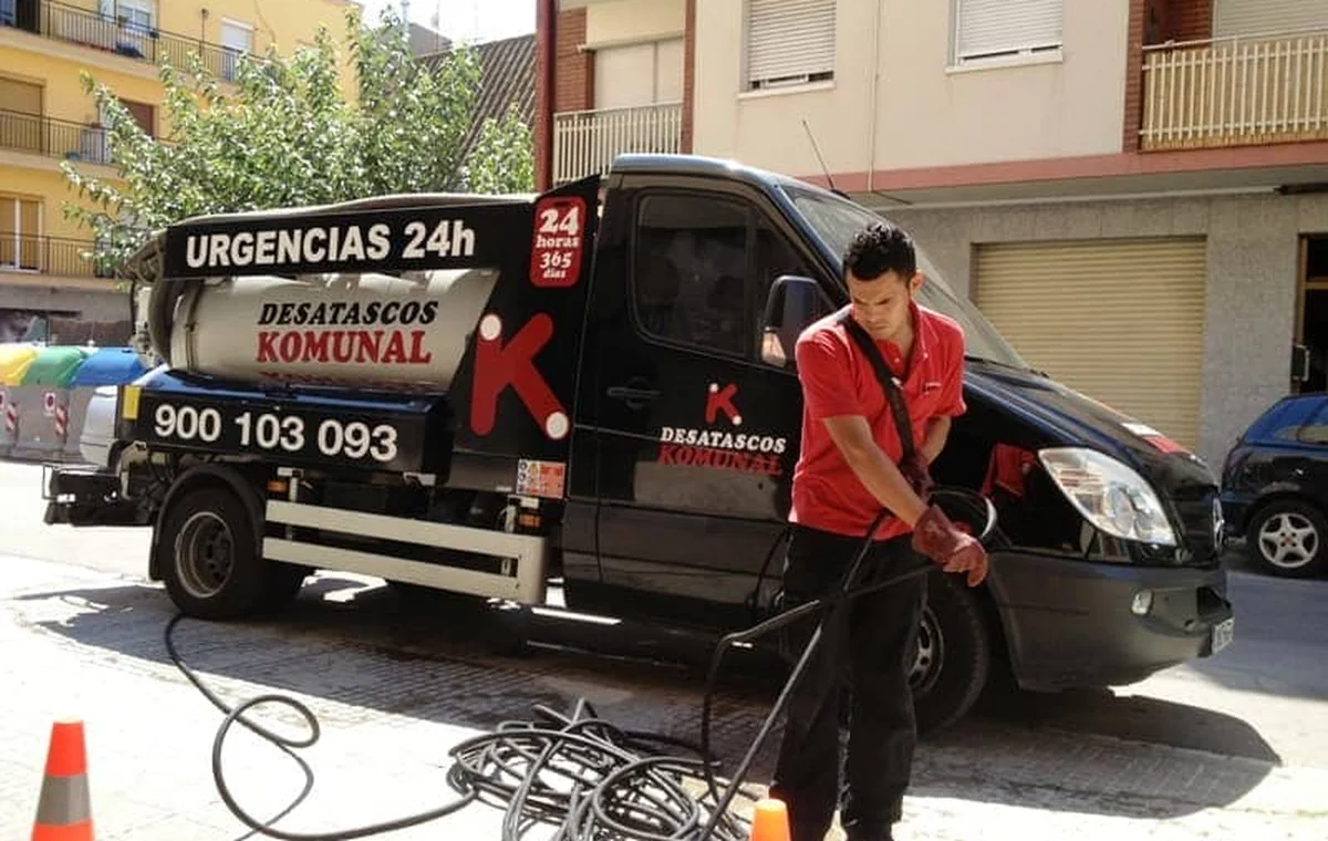 Desatascos Komunal trabajando en una red de saneamiento